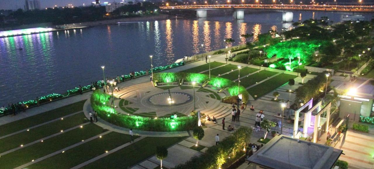 Holiday Inn Express Ahmedabad Prahlad Nagar By Ihg Dış mekan fotoğraf
