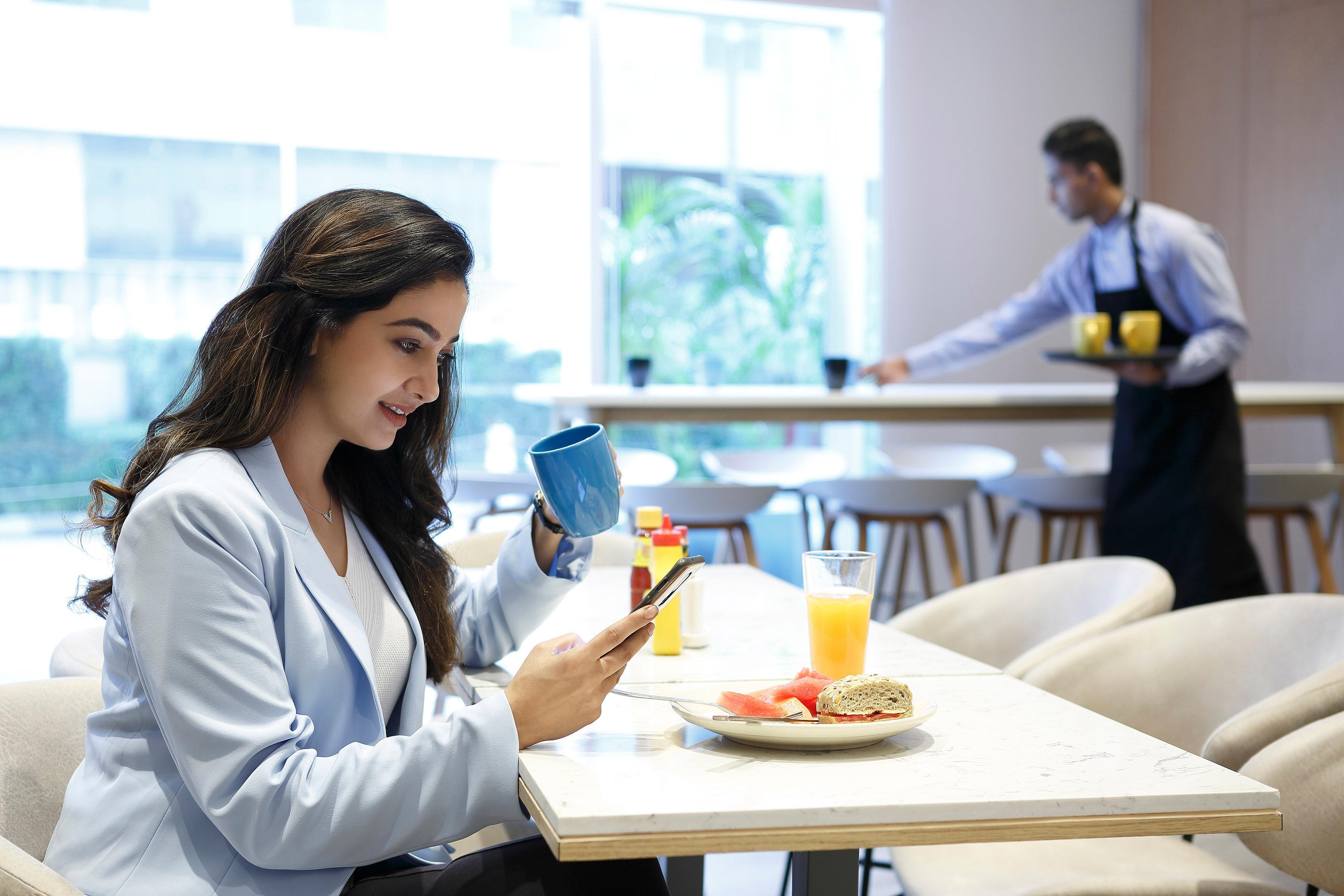 Holiday Inn Express Ahmedabad Prahlad Nagar By Ihg Dış mekan fotoğraf