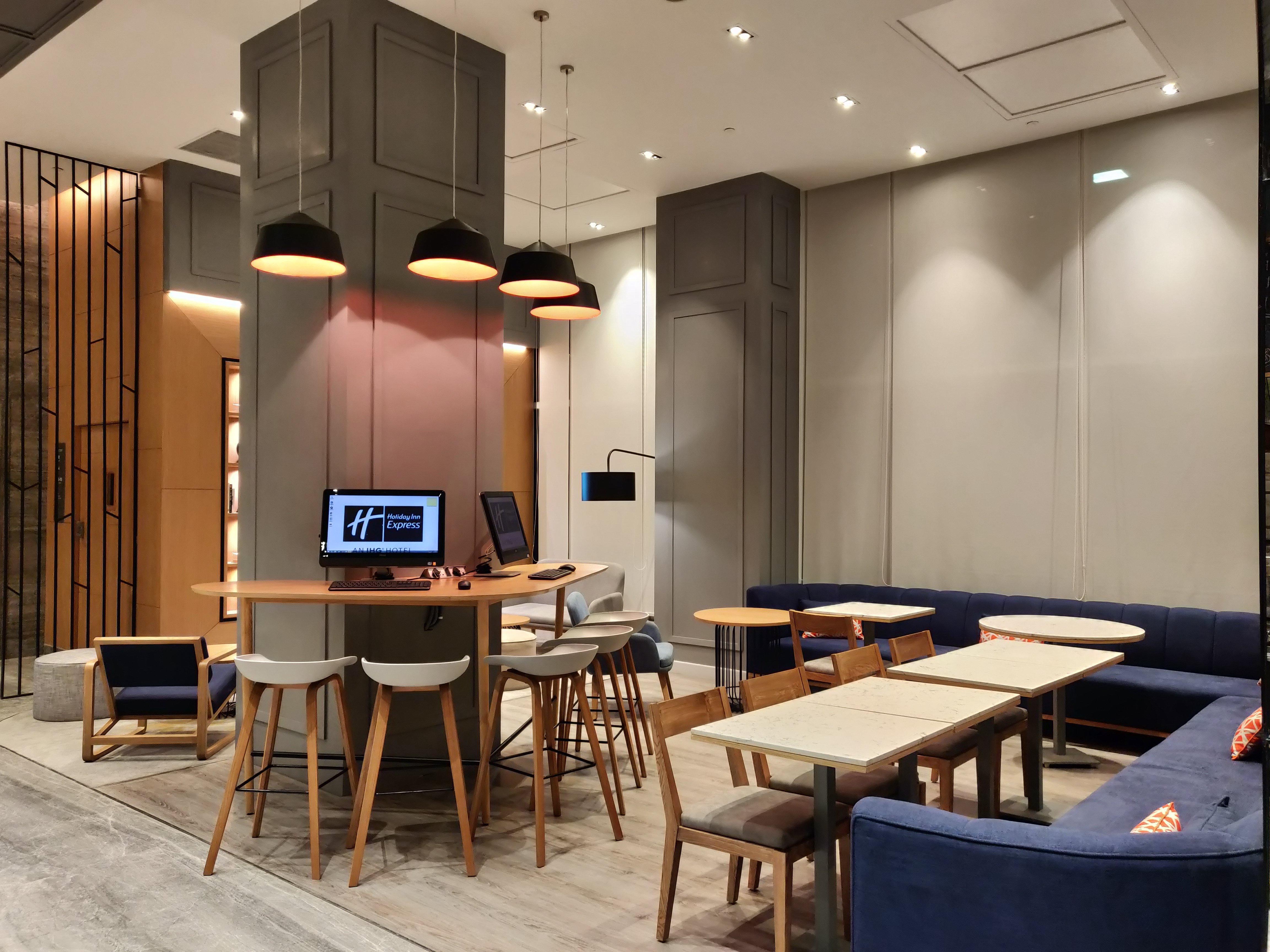 Holiday Inn Express Ahmedabad Prahlad Nagar By Ihg Dış mekan fotoğraf