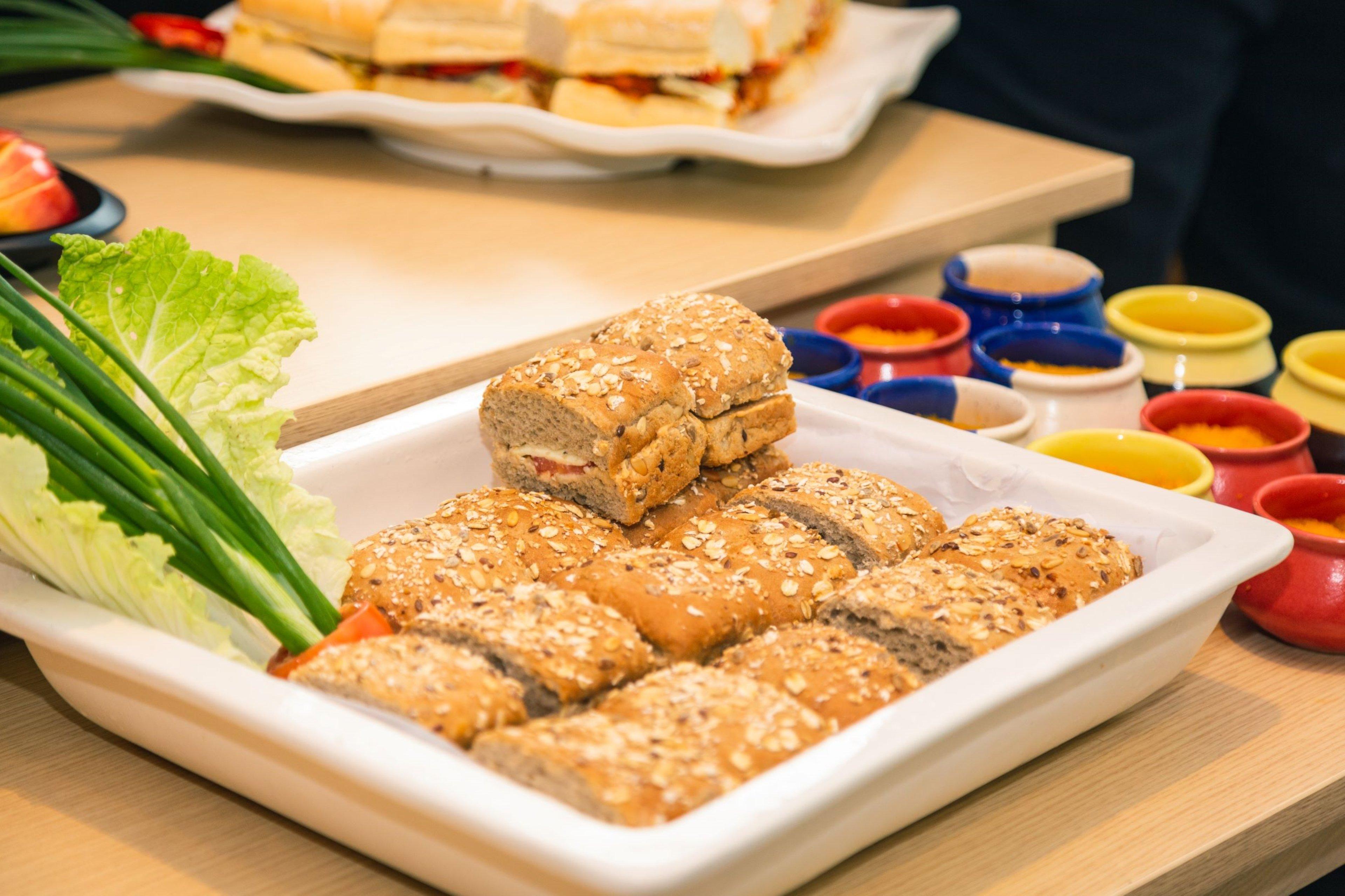 Holiday Inn Express Ahmedabad Prahlad Nagar By Ihg Dış mekan fotoğraf