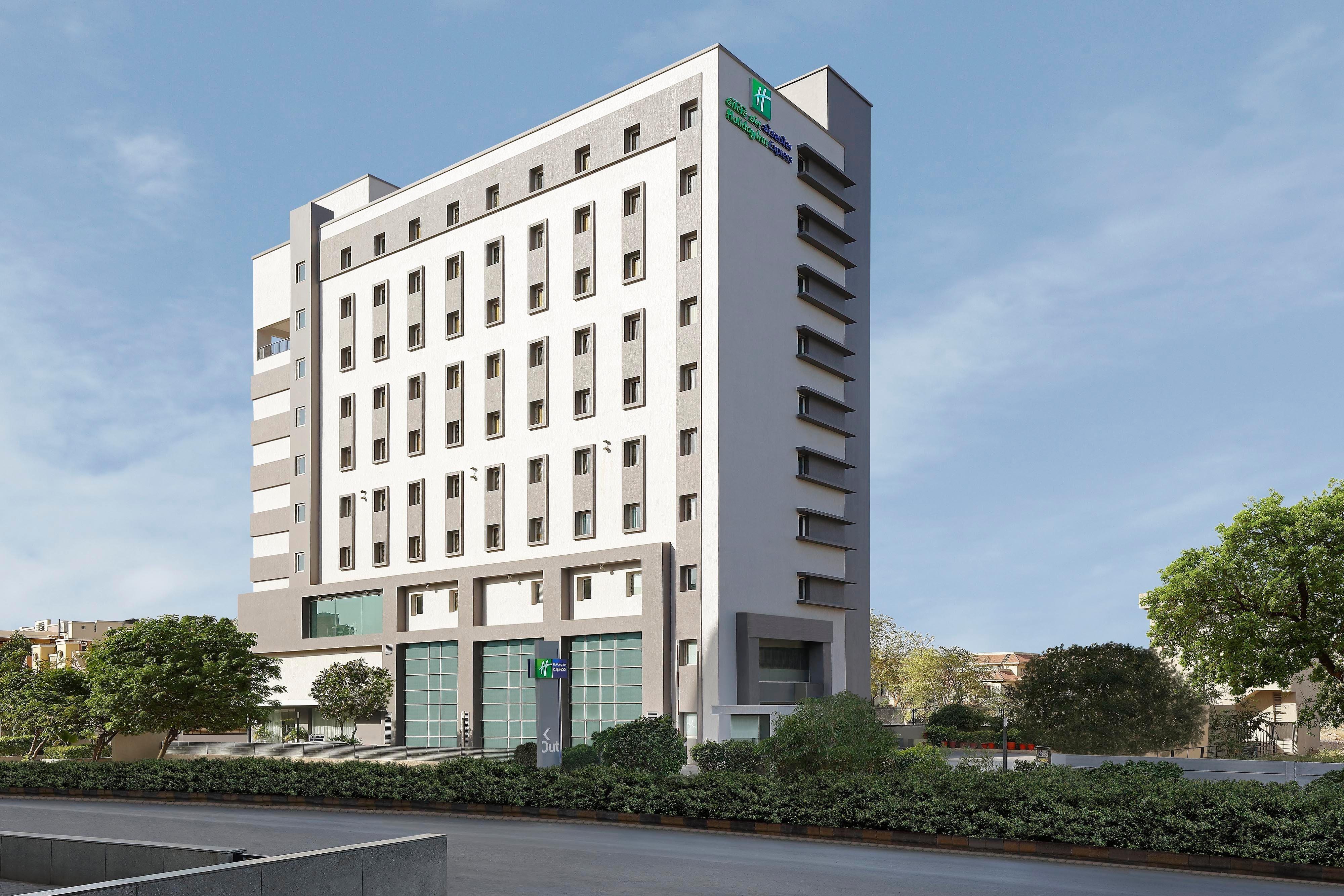 Holiday Inn Express Ahmedabad Prahlad Nagar By Ihg Dış mekan fotoğraf