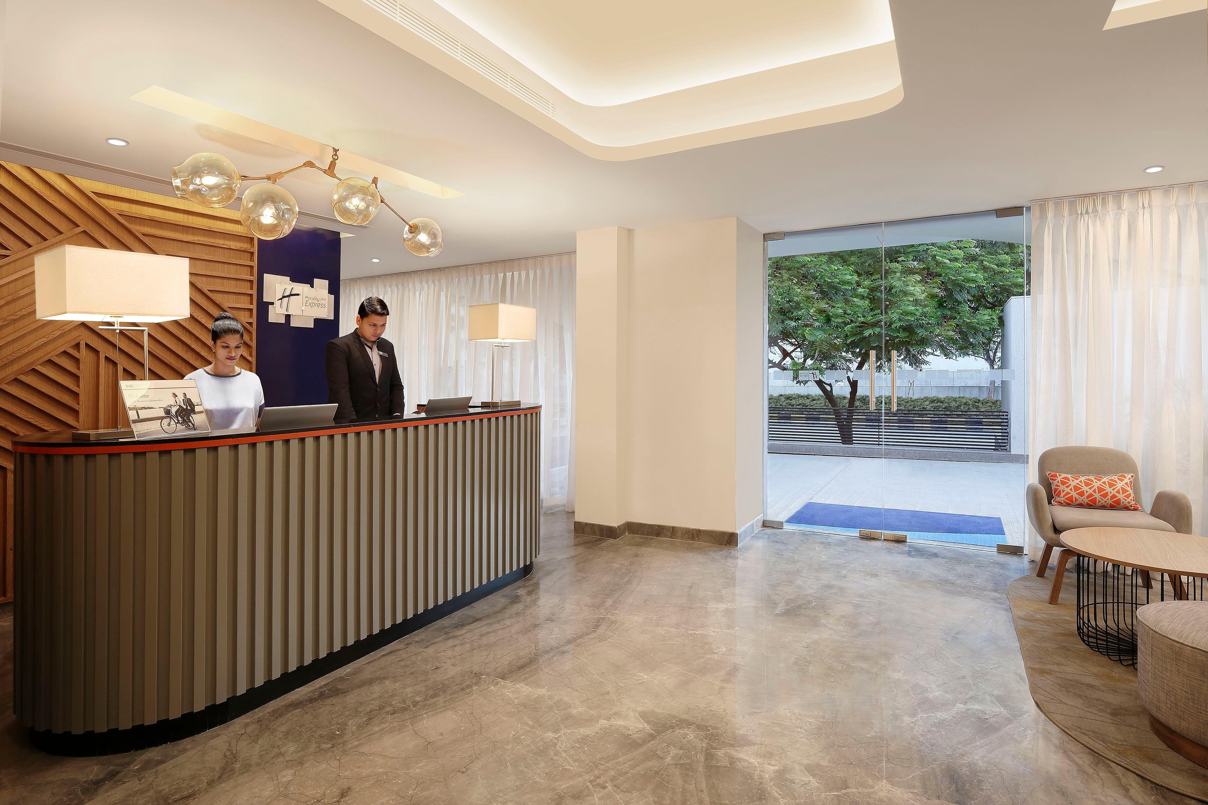 Holiday Inn Express Ahmedabad Prahlad Nagar By Ihg Dış mekan fotoğraf