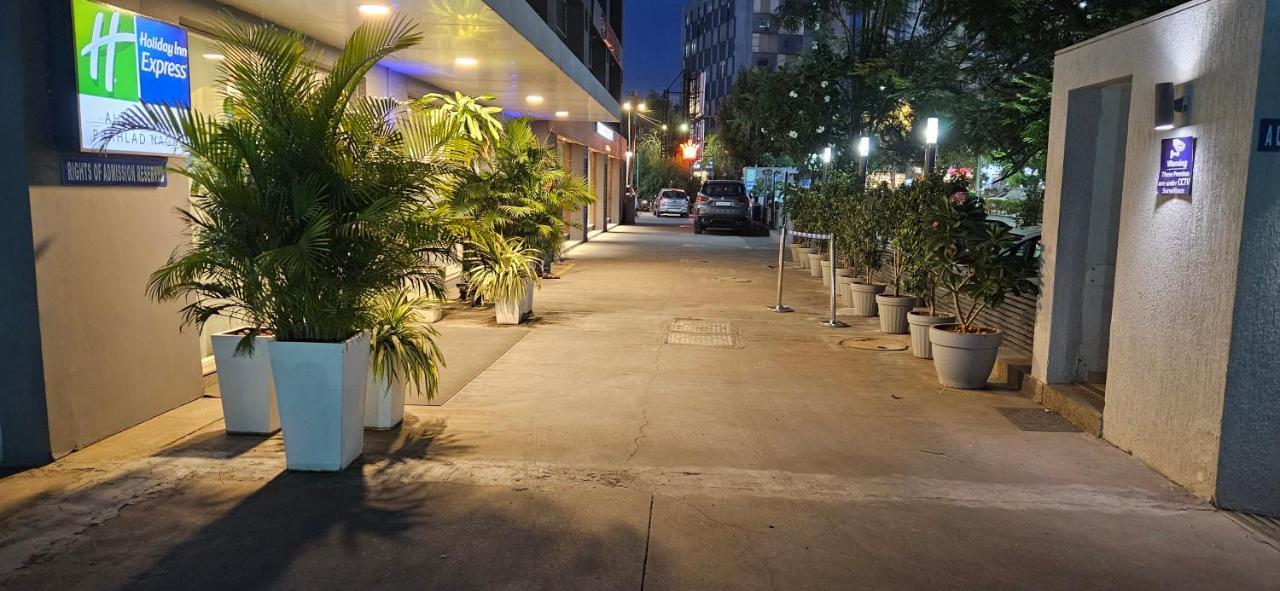 Holiday Inn Express Ahmedabad Prahlad Nagar By Ihg Dış mekan fotoğraf